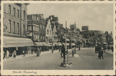 865075 Gezicht over het noordelijk deel van het Vredenburg te Utrecht, vanaf de Catharijnebrug, met in het midden een ...